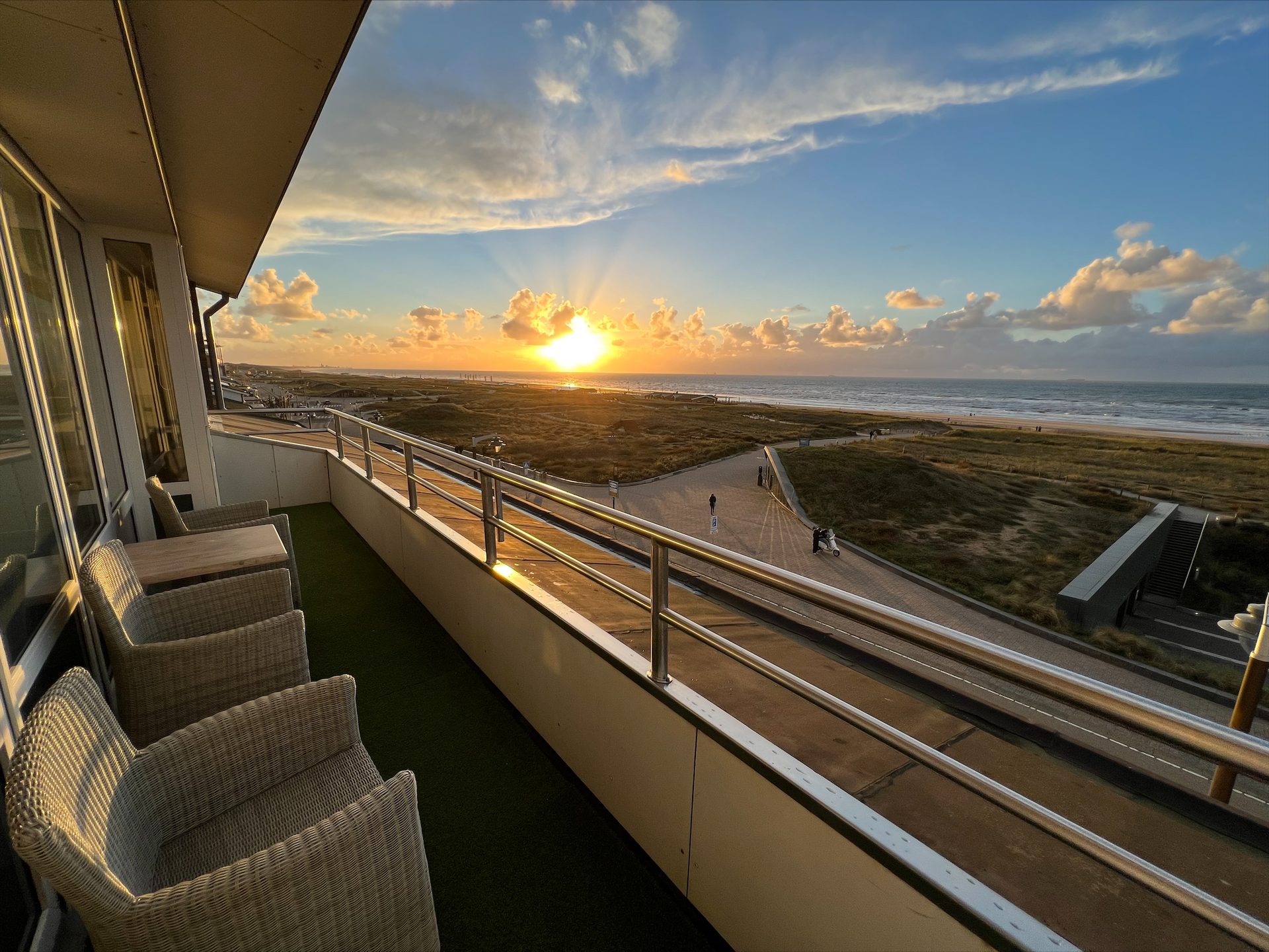 Appartementen Zeezicht - uitzicht vanaf het balkon over de Noordzee bij zonsondergang